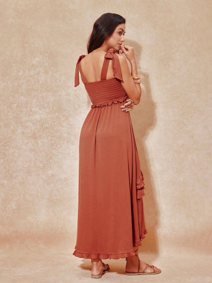 Una línea boho en capas de lechuga en capas shirred shirred cuello maxi vestido de mujeres